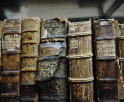 Colección de libros antiguos que se exponen en la Abadía del Sacromonte.